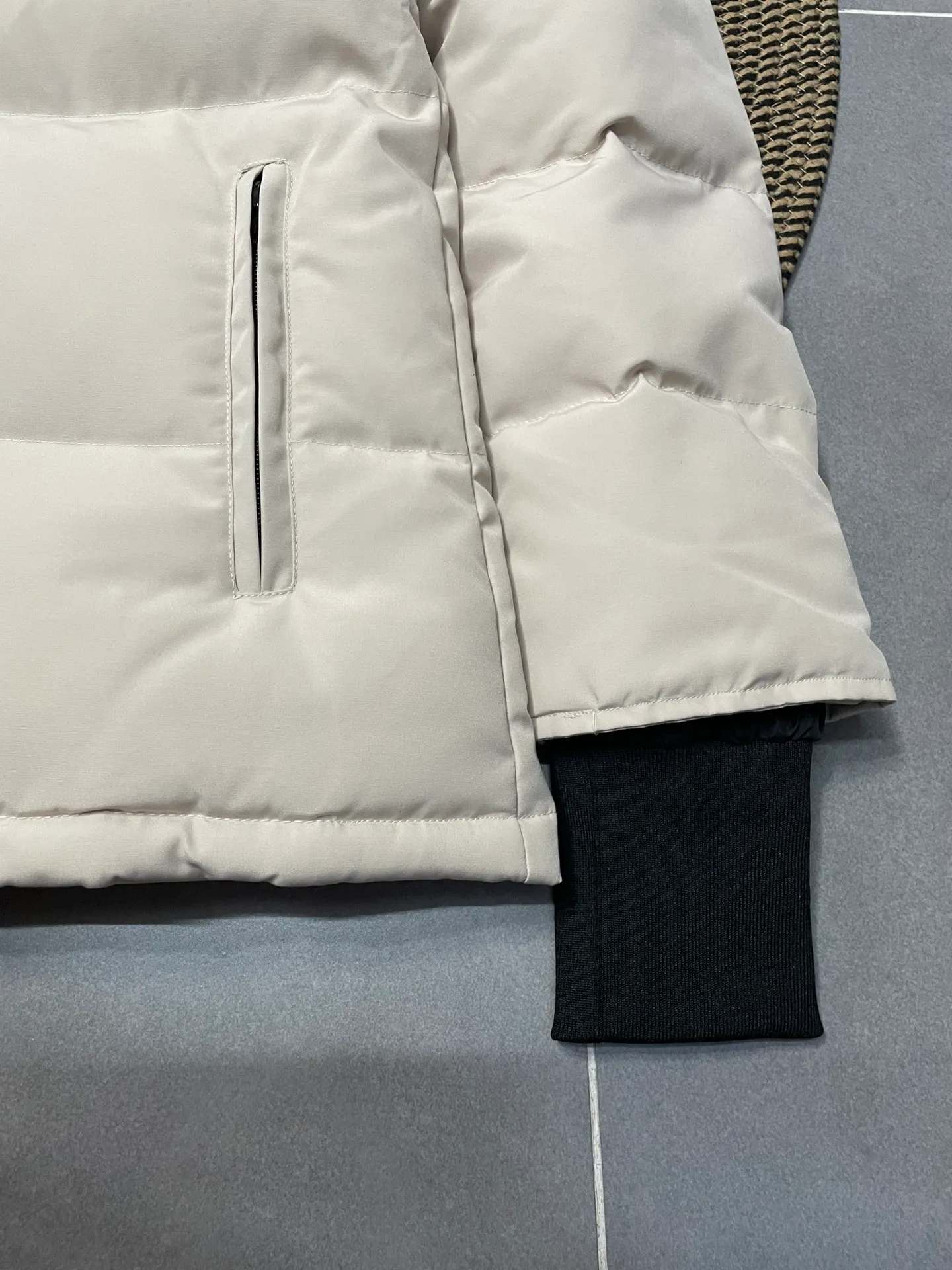 P880 off-white Canadian CANADA GOOES 04 model/women's model. The Arctic and Antarctic scientific expedition teams and others choose Canada Goose as their cold-proof equipment, the Rolls-Royce of down jackets.  ➖ Industry-leading anti-counterfeiting chip sensing.  ➖ Imported Behringer embroidery machines and customized embroidery labels, the highest level and industry leading.  ➖ Imported Korean 21-count polyester-cotton blended original fabric, TC85 waterproof coated fabric, water-repellent, windproof and wear-resistant.  ➖ The new national standard 80 white duck down is filled with an average of 520 grams of down. The amount of down filled is industry-leading.  ➖ 100% nylon lining with double double-layer sealing design to prevent velvet running, and seamless thread design on the cuffs!  ➖ Western Canadian Green Wolf Collar.  ➖ Yoshida YKK provides original factory-customized electroplated sliders. YKK two-way lockable zippers are tight and smooth and do not peel off paint.  ➖ 3M composite Velcro is durable and the accessories and hardware are all custom-made. Only for the purest goose, the most dedicated, the most professional, the highest quality, the highest cost performance!    SIZE:XS-XXL